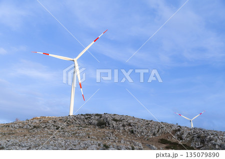 トルコ田舎の風力発電風車 135079890
