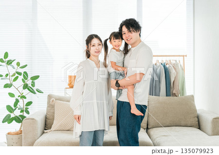 家で娘を抱っこする若いアジア人夫婦,ファミリー,親子,家族 135079923