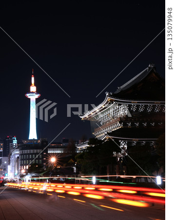 東本願寺御影堂門と京都タワーの夜景 東本願寺御影堂門と京都タワーの夜景 135079948