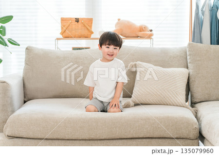 リビングのソファーに座る男の子 リビングのソファーに座る男の子 135079960