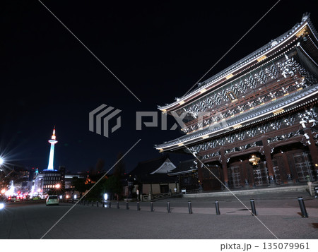 東本願寺御影堂門と京都タワーの夜景 東本願寺御影堂門と京都タワーの夜景 135079961