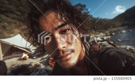 キャンプする男性 135080403