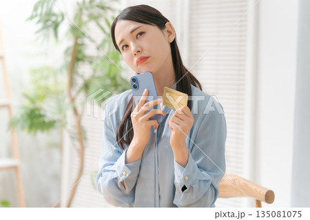 スマホとクレジットカードを持つ女性 スマホとクレジットカードを持つ女性 135081075