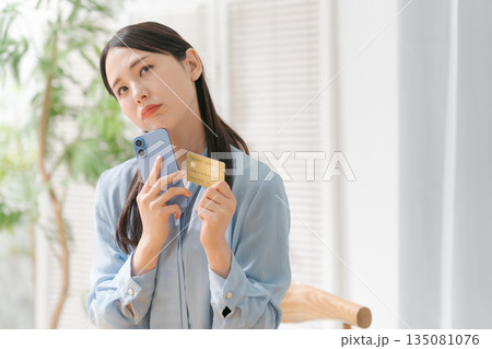 スマホとクレジットカードを持つ女性 スマホとクレジットカードを持つ女性 135081076
