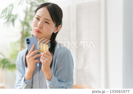 スマホとクレジットカードを持つ女性 スマホとクレジットカードを持つ女性 135081077