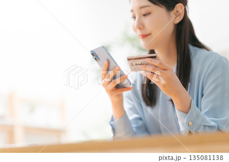 スマホとクレジットカードを持つ女性 スマホとクレジットカードを持つ女性 135081138