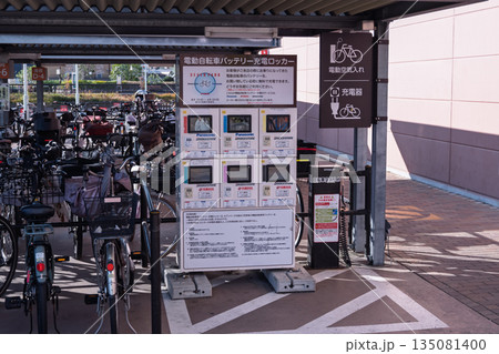 商業施設の駐輪場に設置された電動アシスト自転車用バッテリー充電ロッカーと電動空気入れ 商業施設の駐輪場に設置された電動アシスト自転車用バッテリー充電ロッカーと電動空気入れ 135081400
