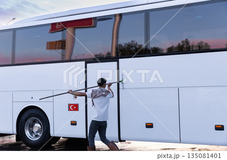 トルコのガソリンスタンドでのバスの洗車 135081401
