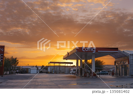 夕暮れのトルコ国道沿いのガソリンスタンド 135081402