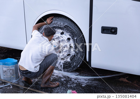 トルコのガソリンスタンドでのバスの洗車 トルコのガソリンスタンドでのバスの洗車 135081404