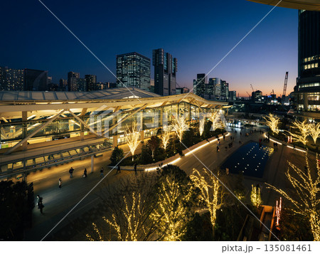 高輪ゲートウェイ駅 夕景外観写真 高輪ゲートウェイ駅 夕景外観写真 135081461