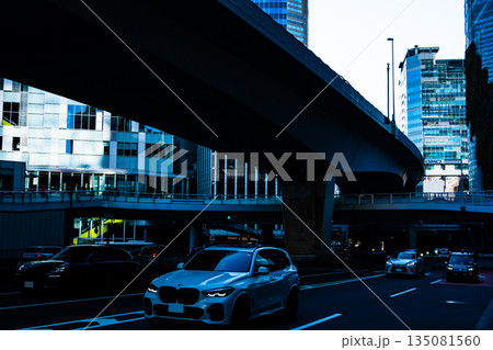 渋谷駅東口周辺の交通 首都高速と青山通り 2025.11　a-2 高彩度コントラスト 135081560