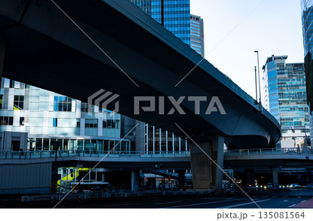 渋谷駅東口周辺の交通 首都高速と青山通り 2025.11　b-1 135081564