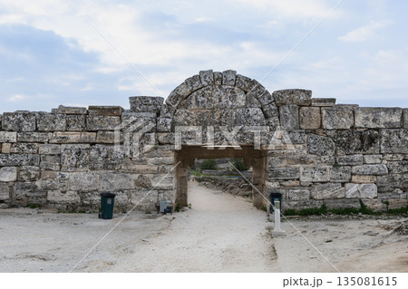トルコのヒエラポリス遺跡 トルコのヒエラポリス遺跡 135081615