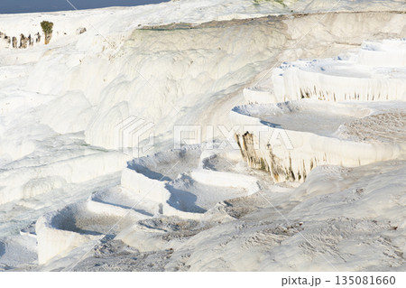 トルコのパムッカレ石灰棚 トルコのパムッカレ石灰棚 135081660