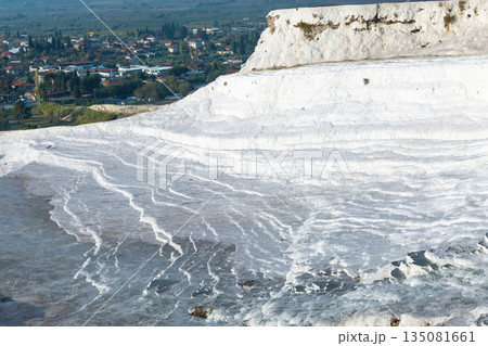 トルコのパムッカレ石灰棚 トルコのパムッカレ石灰棚 135081661