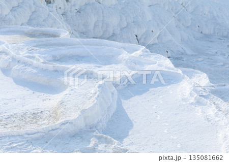 トルコのパムッカレ石灰棚 135081662