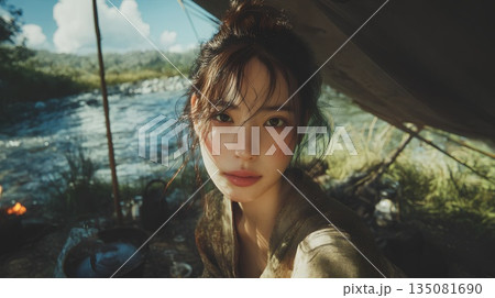 川のそばでキャンプする美しい女性のポートレート 135081690