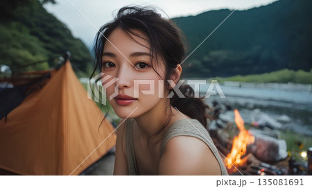 キャンプ場で焚き火を楽しむ女性 135081691