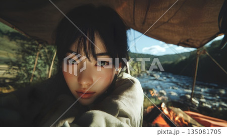 冬のキャンプ場でくつろぐ女性 135081705