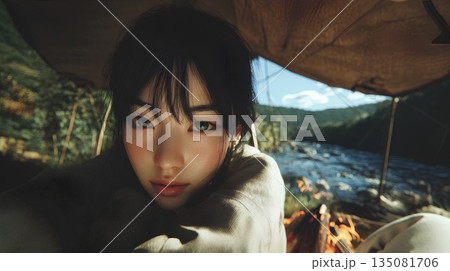 川のそばでキャンプする女性 135081706