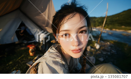 テントの前で眺める女性 135081707