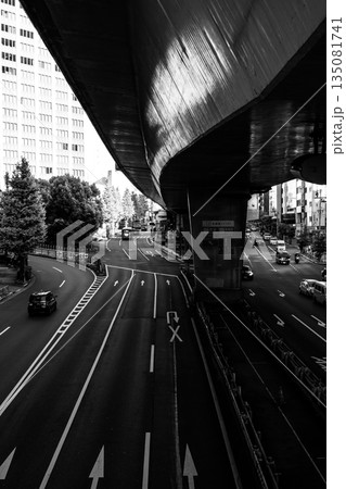 東京の都市景観 渋谷駅東口の首都高速と六本木通り 2025.11 モノクロ 東京の都市景観 渋谷駅東口の首都高速と六本木通り 2025.11 モノクロ 135081741