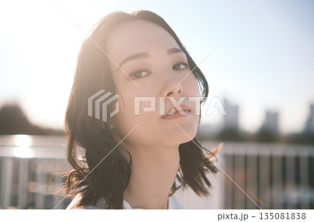 屋上にいる女性のポートレート 135081838