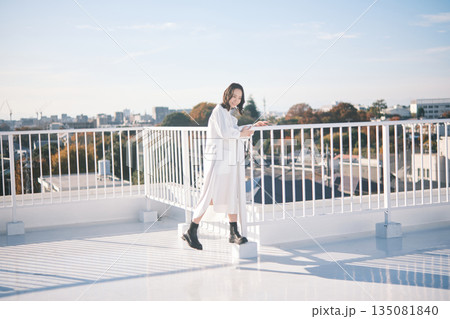 屋上にいる女性のポートレート 135081840