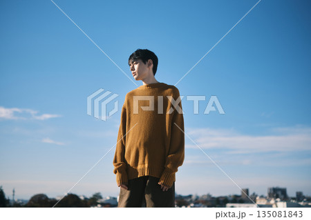 青空バックの男性のポートレート 青空バックの男性のポートレート 135081843