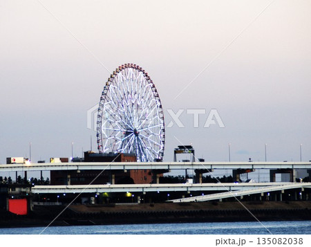 【東京・荒川下流】葛西海浜公園と観覧車 【東京・荒川下流】葛西海浜公園と観覧車 135082038