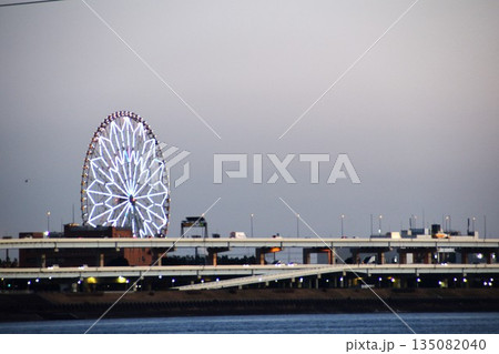 【東京・荒川下流】葛西海浜公園と観覧車 【東京・荒川下流】葛西海浜公園と観覧車 135082040