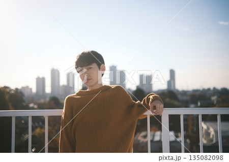 都会の街並みと若い男性 135082098