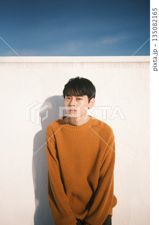 若い男性のポートレート 135082165