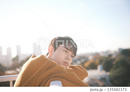 屋上にいる男性 ポートレート 屋上にいる男性 ポートレート 135082173