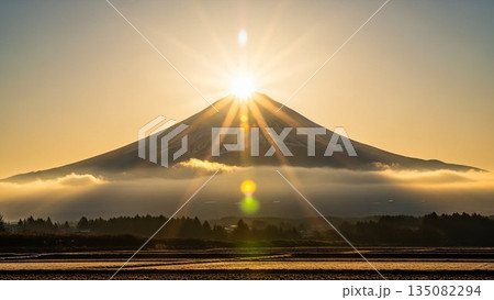 湖面に映る朝焼けの富士山と静寂な自然風景 135082294