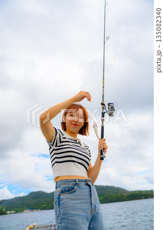 釣り上げた魚と笑顔の喜びのぼり 【撮影協力:隠岐シーサイドリゾートみやび様】 釣り上げた魚と笑顔の喜びのぼり 【撮影協力:隠岐シーサイドリゾートみやび様】 135082340