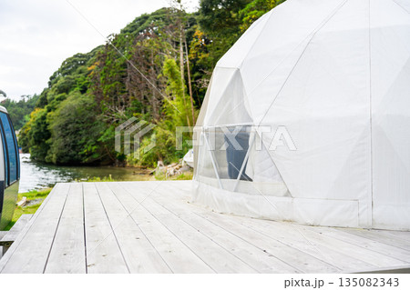 水辺のドームテントとデッキ 【撮影協力：隠岐シーサイドリゾートみやび様】 135082343