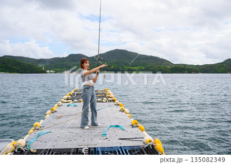 女性が海で釣り 【撮影協力:隠岐シーサイドリゾートみやび様】 女性が海で釣り 【撮影協力:隠岐シーサイドリゾートみやび様】 135082349