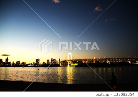 【東京観光】夜景と東京湾とレインボーブリッジ　 135082354