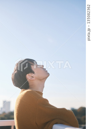 都会の街並みと若い男性 都会の街並みと若い男性 135082362