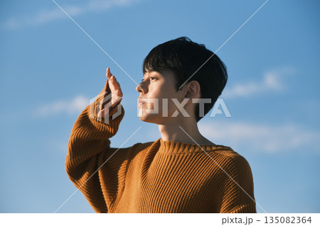 青空バック 若い男性のポートレート 青空バック 若い男性のポートレート 135082364