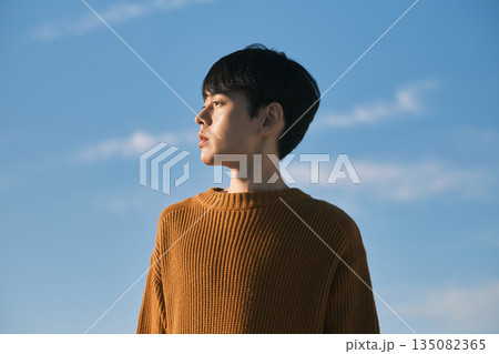 青空バック 若い男性のポートレート 135082365