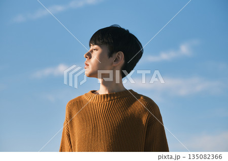 青空バック 若い男性のポートレート 青空バック 若い男性のポートレート 135082366