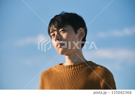 青空バック 若い男性のポートレート 135082368