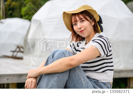 麦わら帽子とボーダー柄の女性 【撮影協力:隠岐シーサイドリゾートみやび様】 麦わら帽子とボーダー柄の女性 【撮影協力:隠岐シーサイドリゾートみやび様】 135082371
