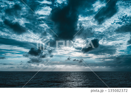 荒れた海と空 荒れた海と空 135082372