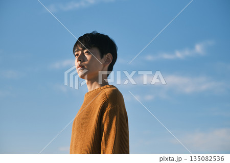 青空バック 若い男性のポートレート 135082536