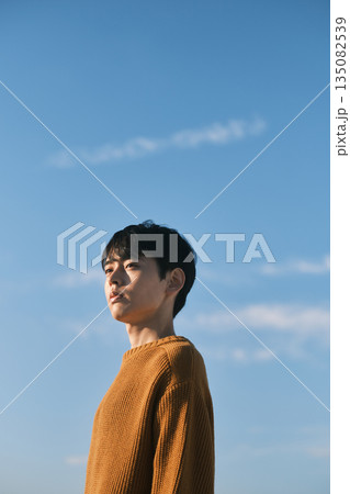 青空バック 若い男性のポートレート 135082539