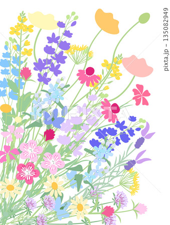 ナチュラルでカラフルな草花の花束 135082949